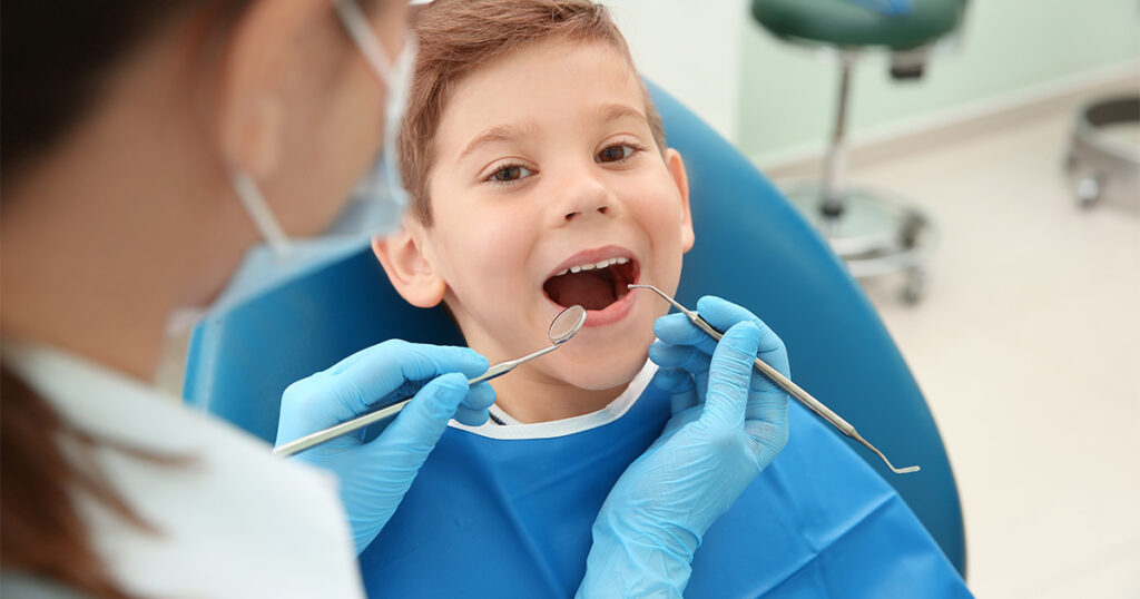 Dziecko u dentysty – kiedy należy iść na pierwszą wizytę?