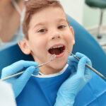 Dziecko u dentysty – kiedy należy iść na pierwszą wizytę?